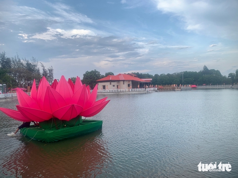 Vớt các hoa đăng thả xuống hồ công viên Láng Le sau lễ hội hoa đăng tại Vesak 2025 - Ảnh 3. hoa đăng - Ảnh 3.