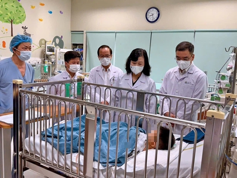 Vụ tố ‘nộp đủ tiền mới cấp cứu’: Sức khỏe cháu bé tiến triển tốt, công an cùng vào cuộc rà soát - Ảnh 1. cấp cứu - Ảnh 1.