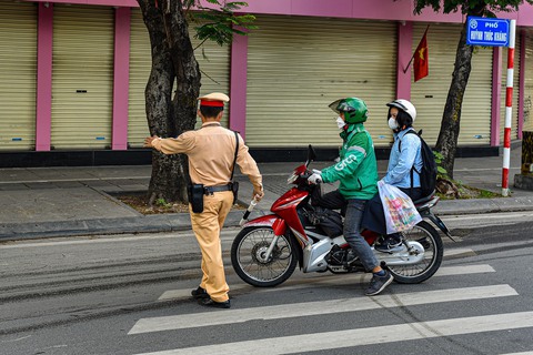 Vội đi làm sau nghỉ lễ, nhiều người bị phạt 5 triệu vì chạy xe máy lên vỉa hè - Ảnh 4.