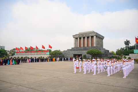 Lãnh đạo Đảng, Nhà nước, đại biểu Quốc hội vào lăng viếng Chủ tịch Hồ Chí Minh - Ảnh 5.