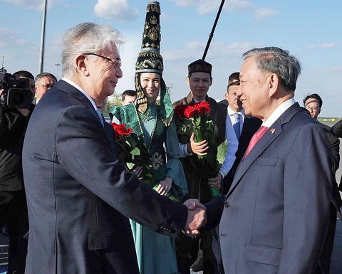 Tổng Bí thư Tô Lâm đến Kazakhstan, đích thân Tổng thống Kassym-Jomart Tokayev ra sân bay đón - Ảnh 1.