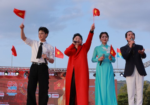Khán giả đặt tay lên ngực trái, cùng Tùng Dương hát vang Quốc ca tại Nhật - Ảnh 4.