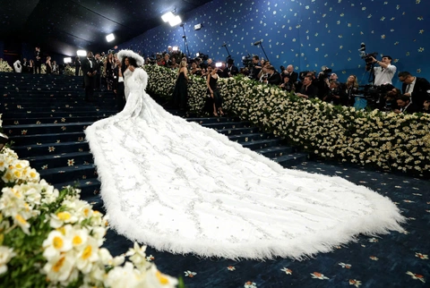 Lisa, Jennie BlackPink, Anna Hathaway và loạt ngôi sao đổ bộ bữa tiệc thời trang Met Gala 2025 - Ảnh 2. Lisa, Jennie BlackPink, Anne Hathaway và loạt ngôi sao đổ bộ bữa tiệc thời trang Met Gala 2025 - Ảnh 2.