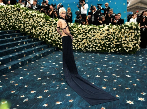 Lisa, Jennie BlackPink, Anna Hathaway và loạt ngôi sao đổ bộ bữa tiệc thời trang Met Gala 2025 - Ảnh 10. Lisa, Jennie BlackPink, Anne Hathaway và loạt ngôi sao đổ bộ bữa tiệc thời trang Met Gala 2025 - Ảnh 10.