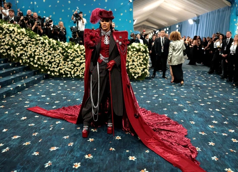 Lisa, Jennie BlackPink, Anna Hathaway và loạt ngôi sao đổ bộ bữa tiệc thời trang Met Gala 2025 - Ảnh 3. Met Gala - Ảnh 3.