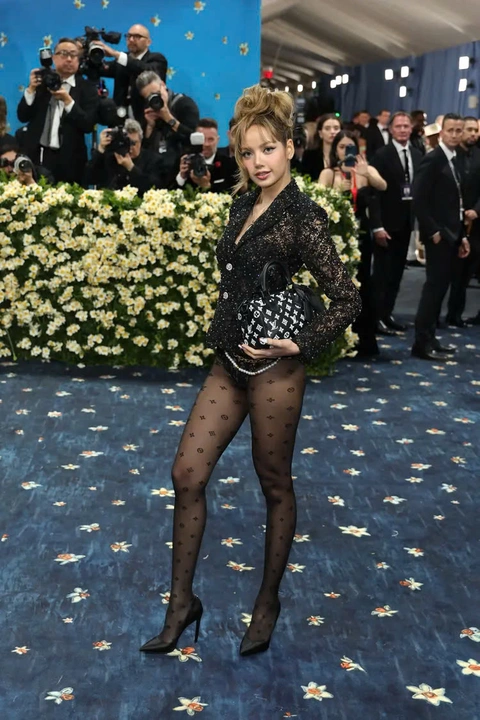 Lisa, Jennie BlackPink, Anna Hathaway và loạt ngôi sao đổ bộ bữa tiệc thời trang Met Gala 2025 - Ảnh 6. Met Gala - Ảnh 6.