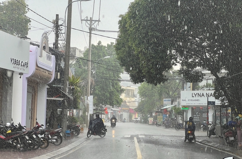 TP.HCM mưa sớm ở nhiều nơi, gần trưa đã sấm chớp ì đùng - Ảnh 1.