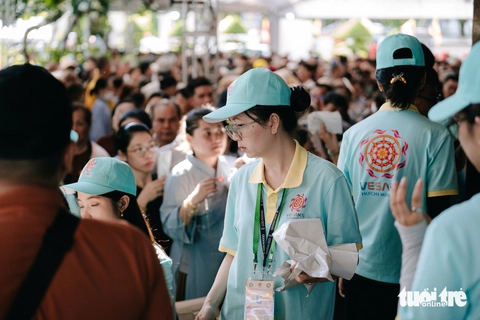 Người dân TP.HCM hoan hỉ vào chiêm bái xá lợi trái tim Bồ tát Thích Quảng Đức - Ảnh 8. Thích Quảng Đức - Ảnh 10.