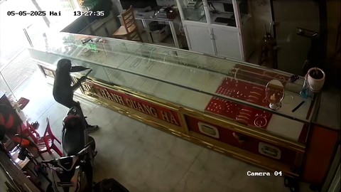 Camera ghi cảnh hai nghi phạm cướp tiệm vàng ở Hóc Môn - Ảnh 1.