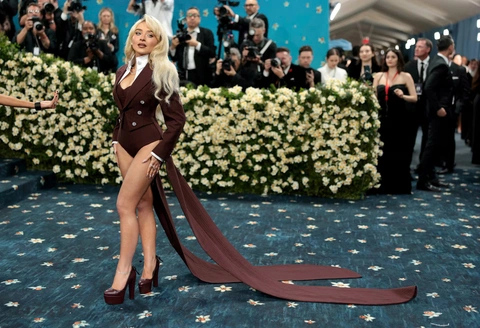 Lisa, Jennie BlackPink, Anna Hathaway và loạt ngôi sao đổ bộ bữa tiệc thời trang Met Gala 2025 - Ảnh 14. Met Gala - Ảnh 14.