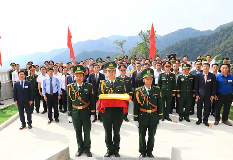 Lễ thượng cờ và gắn biển công trình cột cờ A Pa Chải - Ảnh 1.