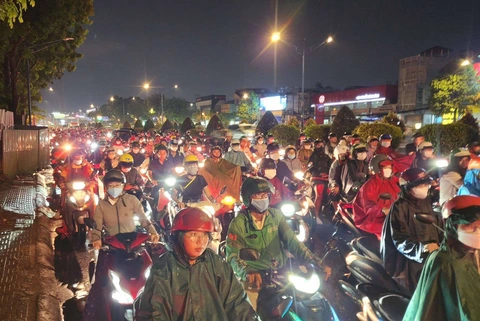Mưa ầm ầm ở TP.HCM, mây dông đậm đen khắp Đông Nam Bộ - Ảnh 6.