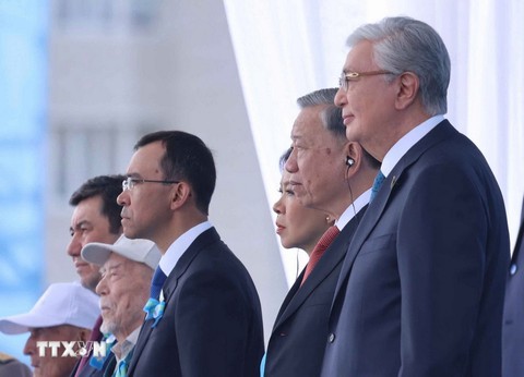 Tổng Bí thư Tô Lâm dự lễ duyệt binh kỷ niệm Ngày Chiến thắng tại Kazakhstan - Ảnh 1.