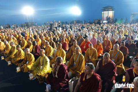 Hàng ngàn người thắp nến cầu nguyện hòa bình thế giới tại núi Bà Đen - Ảnh 5. Hàng ngàn người thắp nến cầu nguyện hòa bình thế giới tại núi Bà Đen - Ảnh 4.