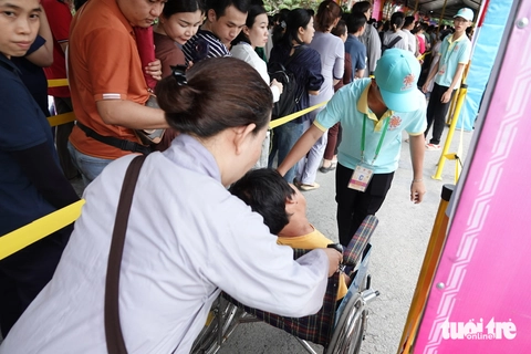 Những khoảnh khắc đẹp của tình nguyện viên tại Vesak 2025 - Ảnh 8. tình nguyện viên - Ảnh 8.