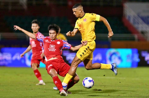 Zan Nguyễn mắc lỗi, CLB TP.HCM thấp thỏm trụ hạng - Ảnh 1.