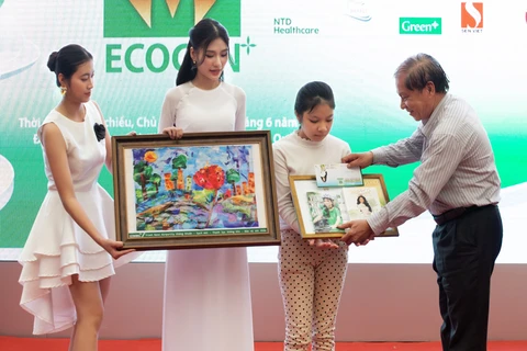 Hoa hậu Nguyễn Thanh Hà trao giải cuộc thi vẽ 'Thành phố xanh - Đẹp như trong tranh' - Ảnh 1. Nguyễn Thanh Hà - Ảnh 1.