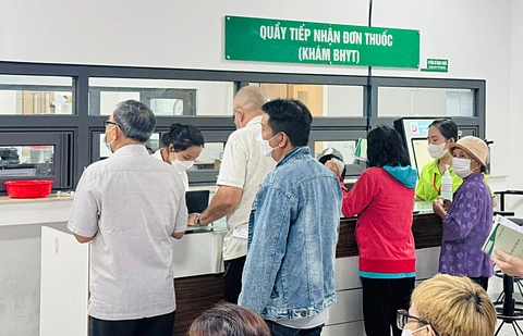 Xếp hàng, chờ 'dài cổ' lấy thuốc bệnh mạn tính - Ảnh 1. bệnh mạn tính - Ảnh 1.