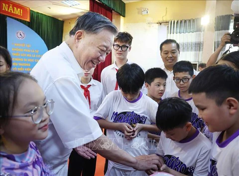 Tổng Bí thư Tô Lâm thăm, tặng quà học sinh trường Nguyễn Đình Chiểu và Xã Đàn - Ảnh 1. Tổng Bí thư Tô Lâm thăm, tặng quà học sinh trường Nguyễn Đình Chiểu và Xã Đàn - Ảnh 1.