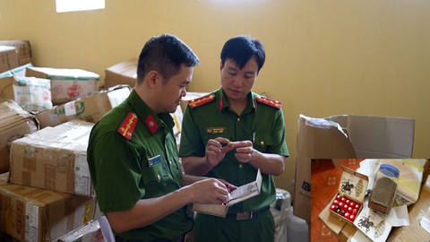 hàng cấm - Ảnh 2.