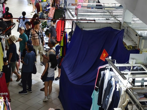 Saigon Square tiếp tục 'cố thủ', cửa đóng then cài sau đợt kiểm tra hàng giả lớn - Ảnh 5.