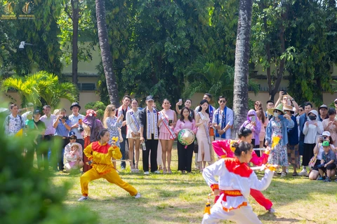 Hoa hậu, nam vương thế giới trải nghiệm văn hóa, ẩm thực vùng đất võ Bình Định - Ảnh 1. Hoa hậu, nam vương thế giới trải nghiệm văn hóa, ẩm thực vùng đất võ Bình Định - Ảnh 1.