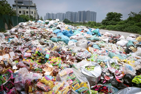 Giao công an truy nguồn gốc hàng tấn bánh kẹo có chữ Trung Quốc đổ chất đống tại La Phù - Ảnh 1.
