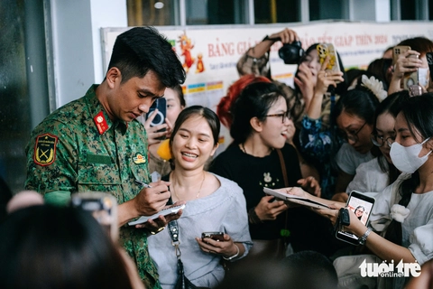 Văn hóa thần tượng méo mó - Ảnh 1.