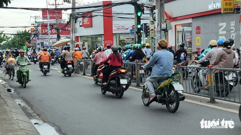 ngược chiều - Ảnh 1.