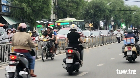 Dù có dải phân cách, xe máy, xe đạp vẫn nối chạy ngược chiều - Ảnh 4.