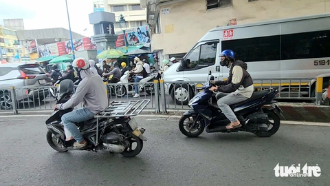 Dù có dải phân cách, xe máy, xe đạp vẫn nối chạy ngược chiều - Ảnh 3.