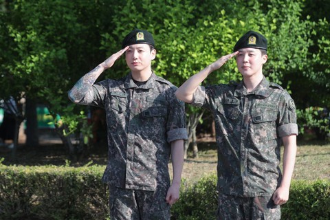 Jimin, Jungkook xuất ngũ, BTS rục rịch trở lại; Kim Tử Long làm khán giả ủng hộ bà xã diễn San Hậu - Ảnh 1. Jimin, Jungkook xuất ngũ, BTS rục rịch trở lại; Kim Tử Long làm khán giả ủng hộ bà xã diễn San Hậu - Ảnh 1.