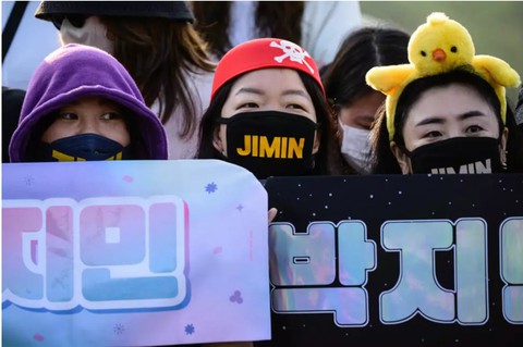 Jimin, Jungkook xuất ngũ, BTS rục rịch trở lại; Kim Tử Long làm khán giả ủng hộ bà xã diễn San Hậu - Ảnh 2. BTS - Ảnh 2.