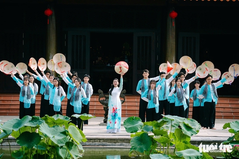 Dâng hương tưởng nhớ Đức Lễ thành hầu Nguyễn Hữu Cảnh nhân lễ giỗ lần thứ 325 - Ảnh 2. Dâng hương tưởng nhớ Đức Lễ Thành hầu Nguyễn Hữu Cảnh nhân lễ giỗ lần thứ 325 - Ảnh 4.
