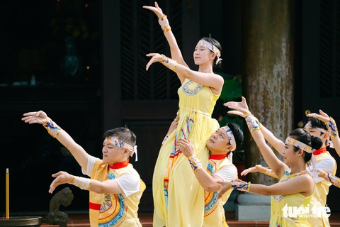 Dâng hương tưởng nhớ Đức Lễ thành hầu Nguyễn Hữu Cảnh nhân lễ giỗ lần thứ 325 - Ảnh 3. Dâng hương tưởng nhớ Đức Lễ Thành hầu Nguyễn Hữu Cảnh nhân lễ giỗ lần thứ 325 - Ảnh 6.
