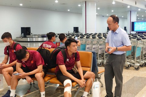 Tuyển Việt Nam được chào đón khi về nước sau trận thua đậm Malaysia - Ảnh 3.
