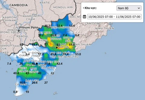 Bão số 1 hoàn lưu lệch vào đất liền, mưa như trút gây lũ lớn miền Trung - Ảnh 2.