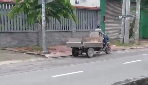 Người chạy xe ba gác ngược chiều bị lập biên bản sau clip đăng trên mạng - Ảnh 1.