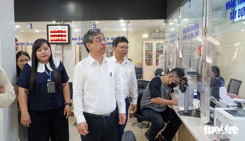 Ông Nguyễn Phước Lộc thị sát ba phường mới quận 10: Đảm bảo không để người dân 'chờ mạng' - Ảnh 1.