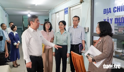 Ông Nguyễn Phước Lộc thị sát ba phường mới quận 10: Đảm bảo không để người dân 'chờ mạng' - Ảnh 3.