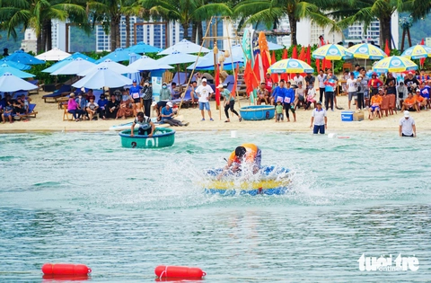 Thích thú xem đua thuyền thúng trên biển Nha Trang - Ảnh 1. thuyền thúng - Ảnh 1.