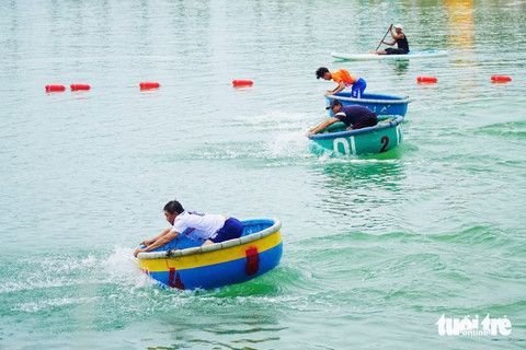 Thích thú xem đua thuyền thúng trên biển Nha Trang - Ảnh 2. Hào hứng đua thuyền thúng trên biển Nha Trang - Ảnh 2.