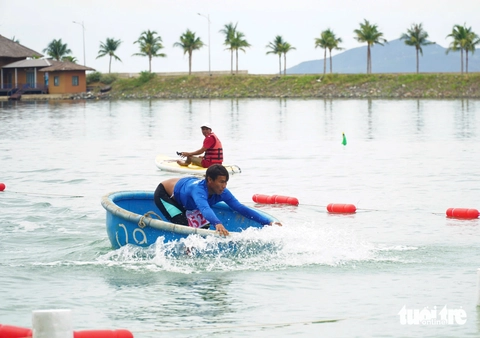 Thích thú xem đua thuyền thúng trên biển Nha Trang - Ảnh 4. thuyền thúng - Ảnh 4.