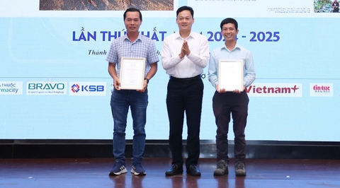 - Ảnh 2. Khoảnh khắc nghề báo - Ảnh 2.