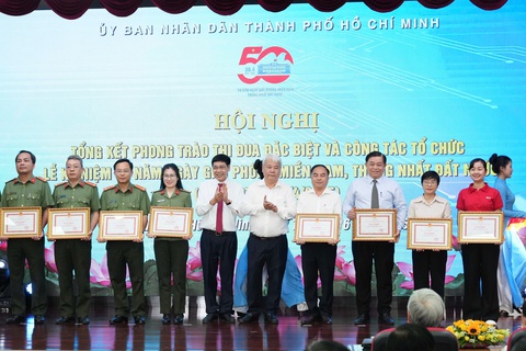 'Ấn tượng hình ảnh hàng trăm ngàn người xuống đường hân hoan chào mừng 50 năm' - Ảnh 4.