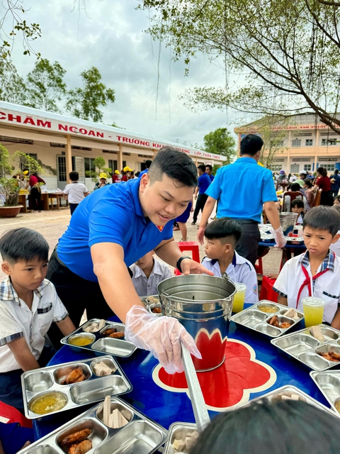 'Anh Hùng của bạn trẻ Đất Mũi' tử tế từ những điều nhỏ nhất - Ảnh 2.