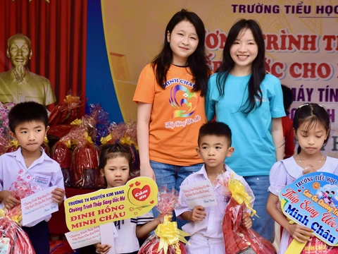 Hai chị em sinh đôi tự lập quỹ học bổng cho học sinh nghèo tỉnh Phú Yên - Ảnh 1.