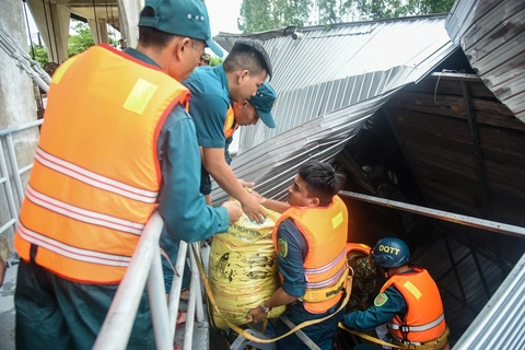 Lũ cuốn trôi hàng chục lồng bè nuôi cá mắc kẹt tại đập thủy lợi Đà Nẵng - Ảnh 5.