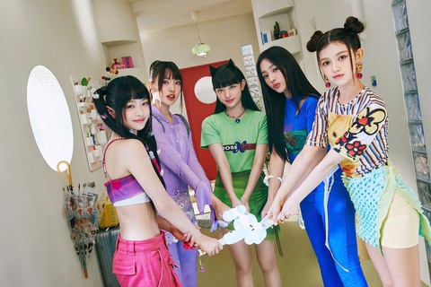 Nam MC bị chỉ trích vì đăng ảnh nhạy cảm giữa thảm kịch rơi máy bay Ấn Độ - Ảnh 1. rơi máy bay Ấn Độ - Ảnh 1.