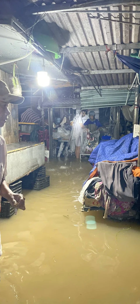 Khó tin nhưng có thật: Lũ giữa mùa hè ở Huế, 100 năm qua chưa thấy - Ảnh 9.